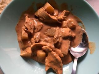 Pollo con crema de chipotle y papas