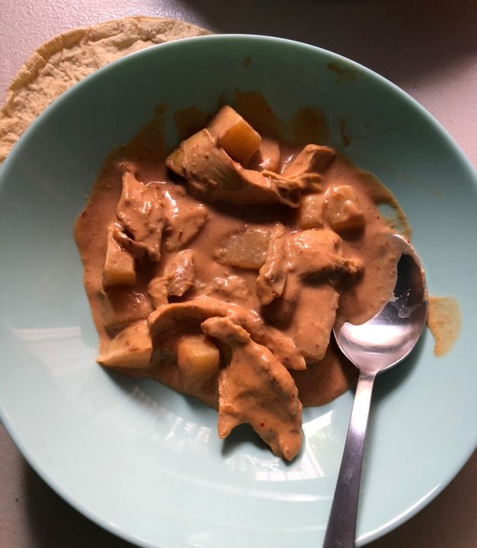 Una foto de Pollo con crema de chipotle y papas