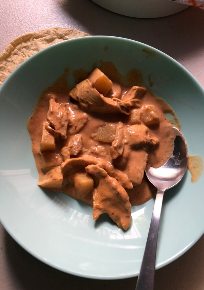 Una foto de Pollo con crema de chipotle y papas