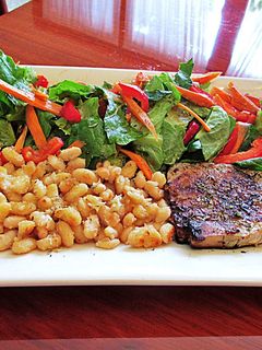 Una foto de Atún fresco con alubias tostadas y ensalada - plato único