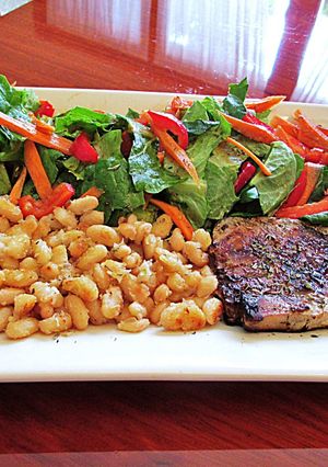 Una foto de Atún fresco con alubias tostadas y ensalada - plato único