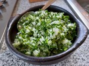 Una foto de salsa verde