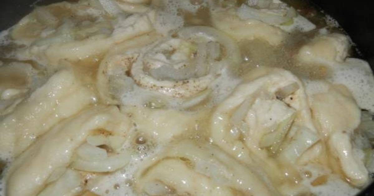 Тесто и лук блюдо. Курица с рулетиками из теста. Мясо с рулетиками из теста. Курица с рулетиками из теста с луком. Курица с луковыми рулетиками.