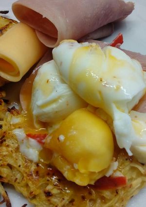 Una foto de Huevos benedictinos sobre papas rostis
