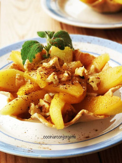 Una foto de Tulipanes con yogur griego y manzanas caramelizadas