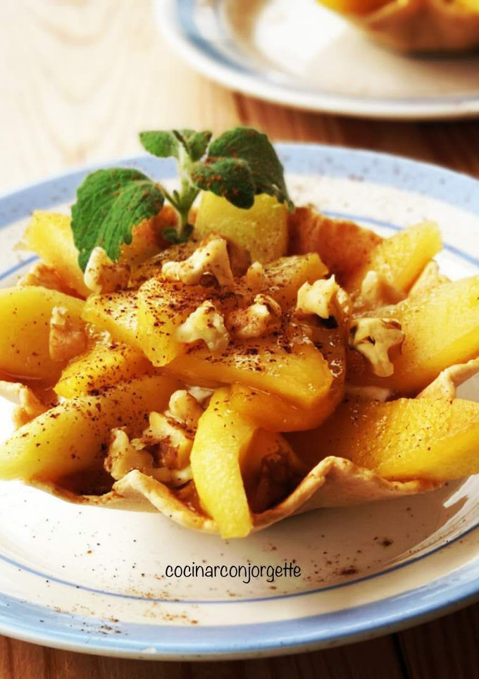 Una foto de Tulipanes con yogur griego y manzanas caramelizadas