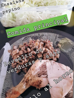 Una foto de Pollito asado y revuelto de verduras con soja