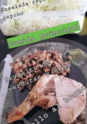 Una foto de Pollito asado y revuelto de verduras con soja