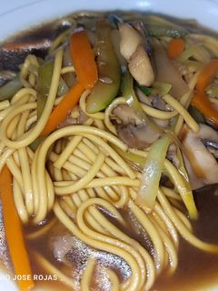 Una foto de Noodles en caldo vegetal