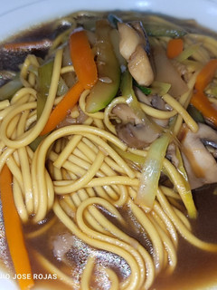 Una foto de Noodles en caldo vegetal