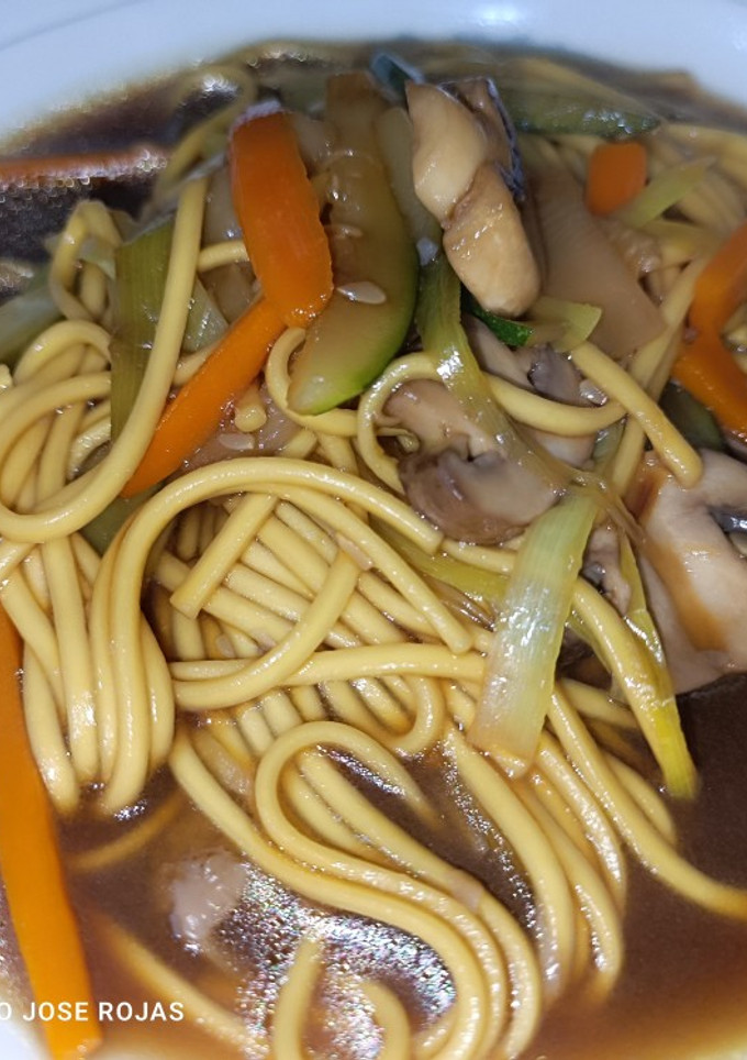 Una foto de Noodles en caldo vegetal