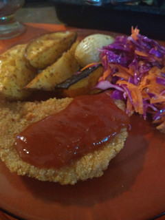 Una foto de Milanesitas de cerdo con salsa agridulce y guarnición