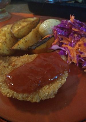 Una foto de Milanesitas de cerdo con salsa agridulce y guarnición