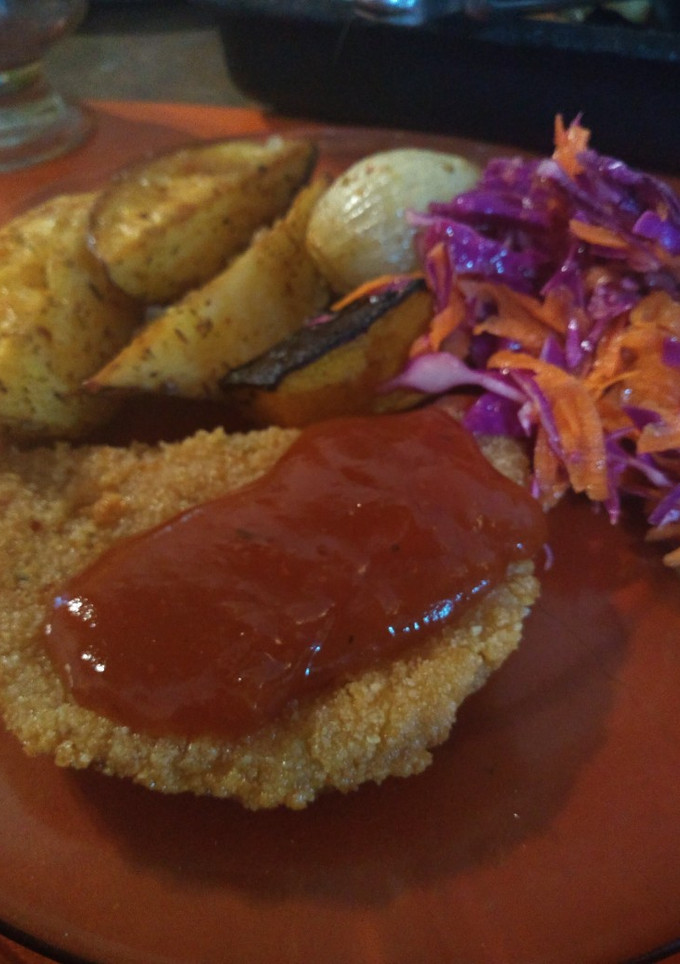 Una foto de Milanesitas de cerdo con salsa agridulce y guarnición