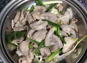 Hình của món Lòng non heo hấp hành (ngoài hấp hành có thể thay thế bằng tía tô,lá lốp,sả bào,v,v,,,.