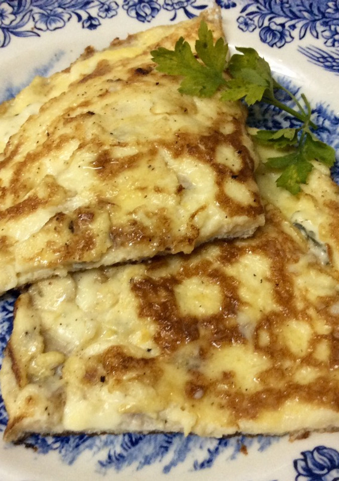 Una foto de Tortilla francesa de queso azul y nueces