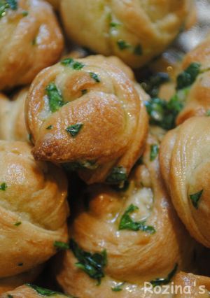 A picture of Garlic knots.