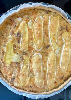 Une photo de Tarte salée poulet, oignons et reblochon avec pâte à tarte au petit épeautre express sans œuf