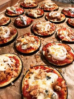 Una foto de Mini pizzas en base de berenjena 🍆
