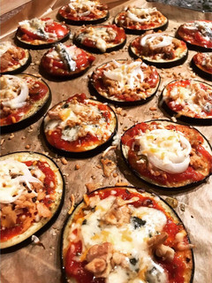 Una foto de Mini pizzas en base de berenjena 🍆