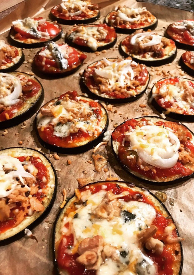 Una foto de Mini pizzas en base de berenjena 🍆