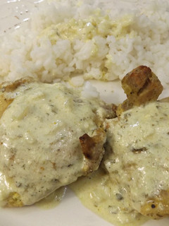 Una foto de Pollo con curry y yogur griego