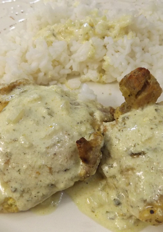 Una foto de Pollo con curry y yogur griego