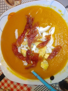 Una foto de Crema calabacín y zanahoria con crujiente de jamón en MC