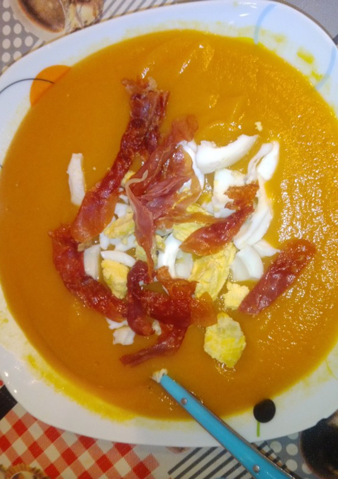 Una foto de Crema calabacín y zanahoria con crujiente de jamón en MC