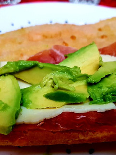Una foto de Bocata de jamón, queso y aguacate