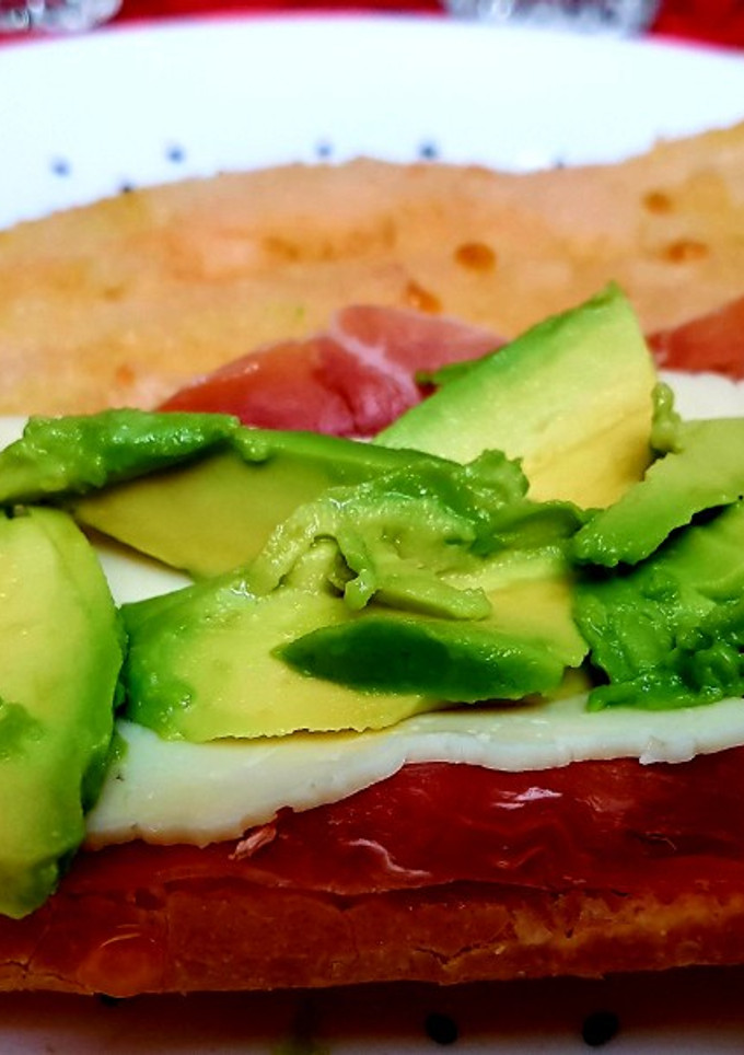 Una foto de Bocata de jamón, queso y aguacate