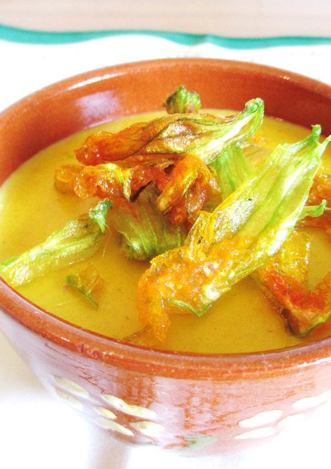 Una foto de Crema de flores de calabacín
