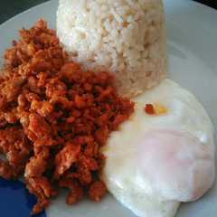 Una foto de Chichas con arroz blanco y huevo frito