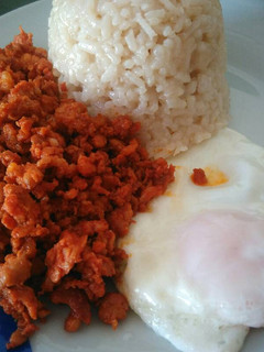 Una foto de Chichas con arroz blanco y huevo frito