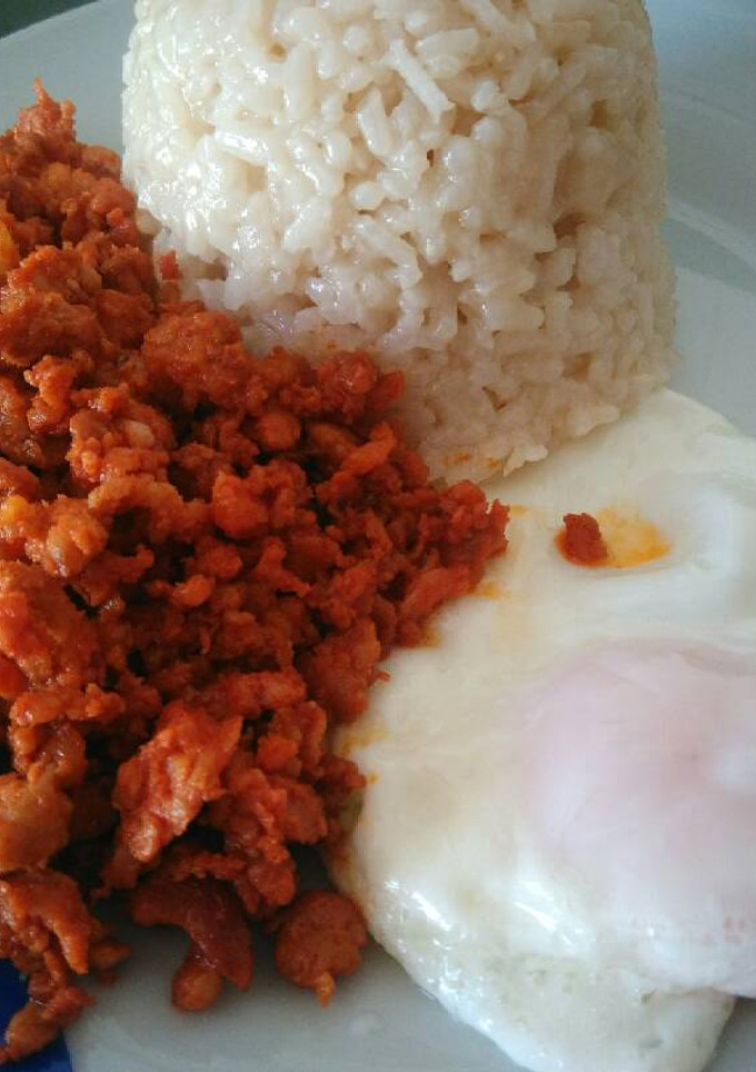 Una foto de Chichas con arroz blanco y huevo frito