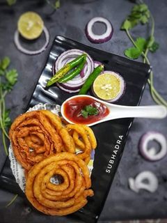 आलू के गोलाकार पकौडे (Aloo ke Golakar pakode recipe in Hindi) रेसिपी मुख्य फोटो