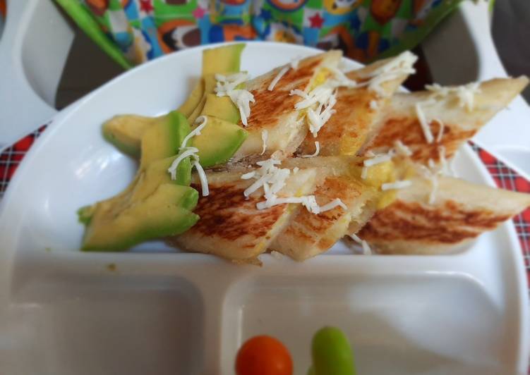 Roti isi avocado and cheese 1y+