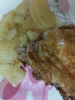 Una foto de Cordero al horno con patatas panaderas