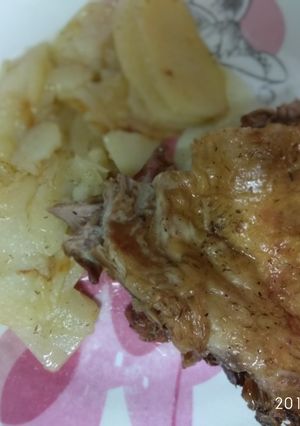 Una foto de Cordero al horno con patatas panaderas