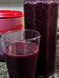 Una foto de JUGO De Arándanos🍒 y Limón🍋...!