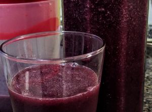 Una foto de JUGO De Arándanos🍒 y Limón🍋...!