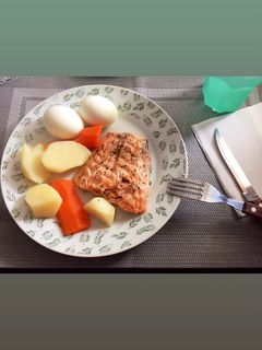 Foto de Salmão grelhado com batata, cenoura e ovo cozido 🐟