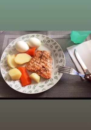 Foto de Salmão grelhado com batata, cenoura e ovo cozido 🐟