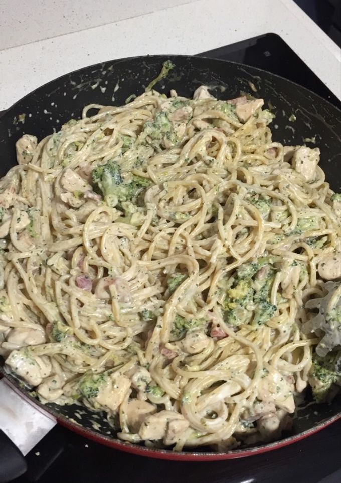 Una foto de Espagueti con brócoli y pollo