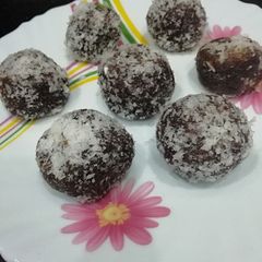 A picture of Coconuts and dates ladoo.