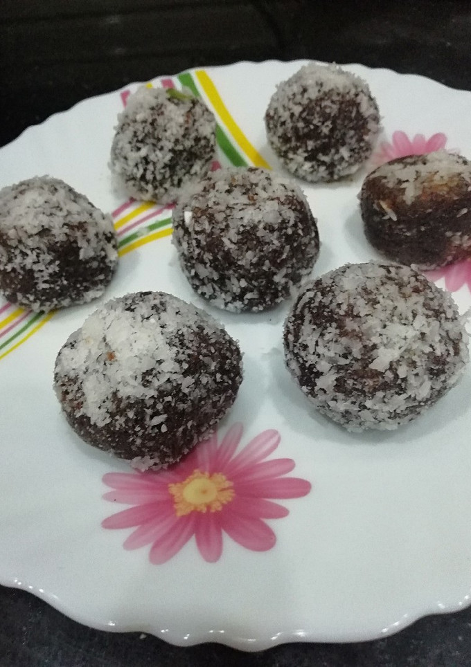 A picture of Coconuts and dates ladoo.