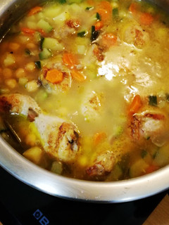 Una foto de Garbanzos con pollo y verduras