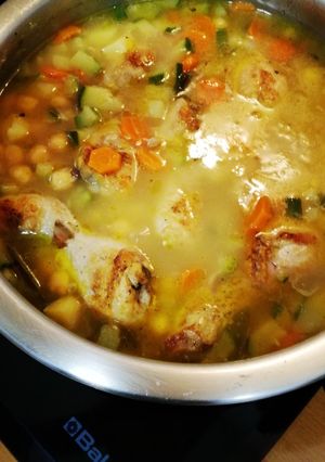 Una foto de Garbanzos con pollo y verduras