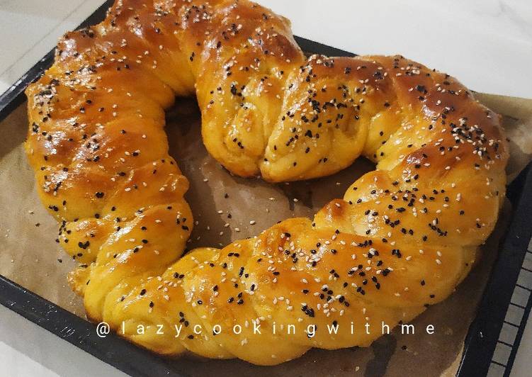 Challah (Braided Bread) aka roti kepang