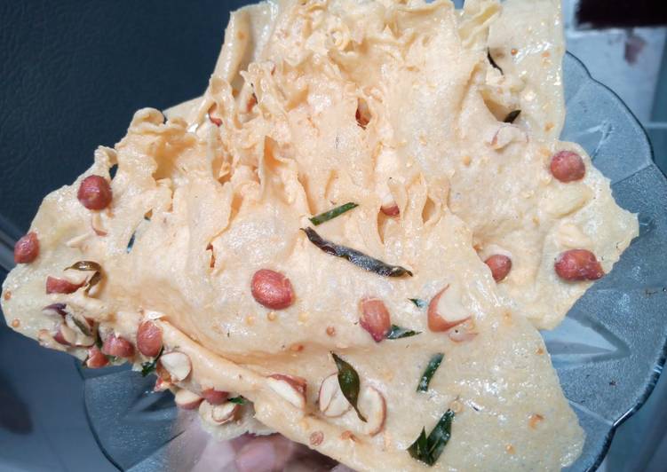 Peyek kacang daun jeruk